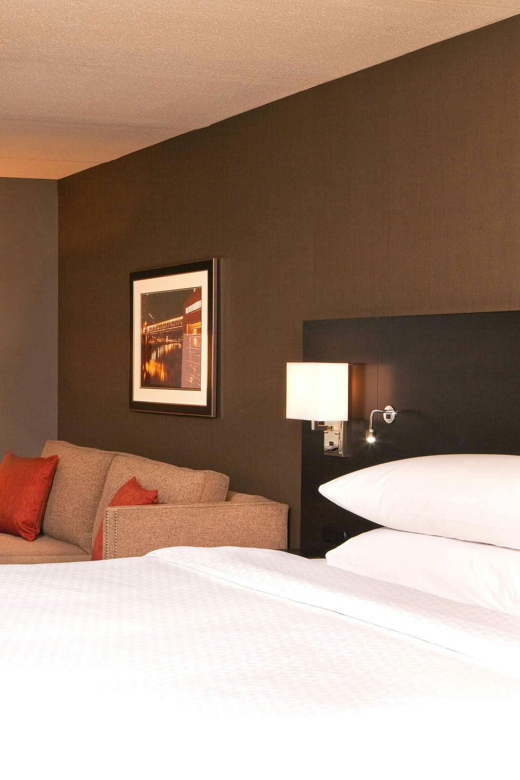 Hotel Four Points by Sheraton Milwaukee North Shore photo 3