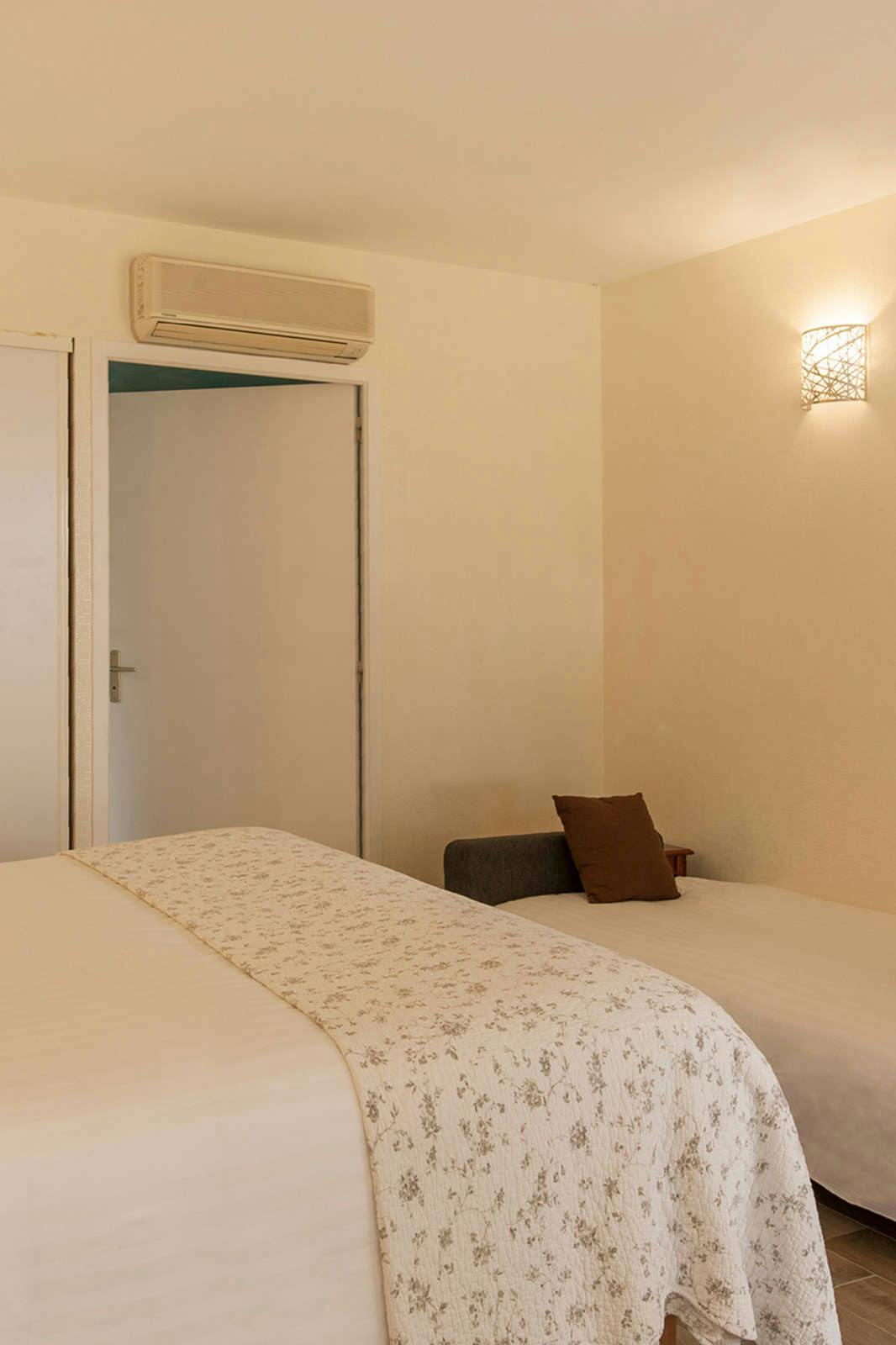 Hotel Hotel The Originals Manoir de la Roche Torin photo 5