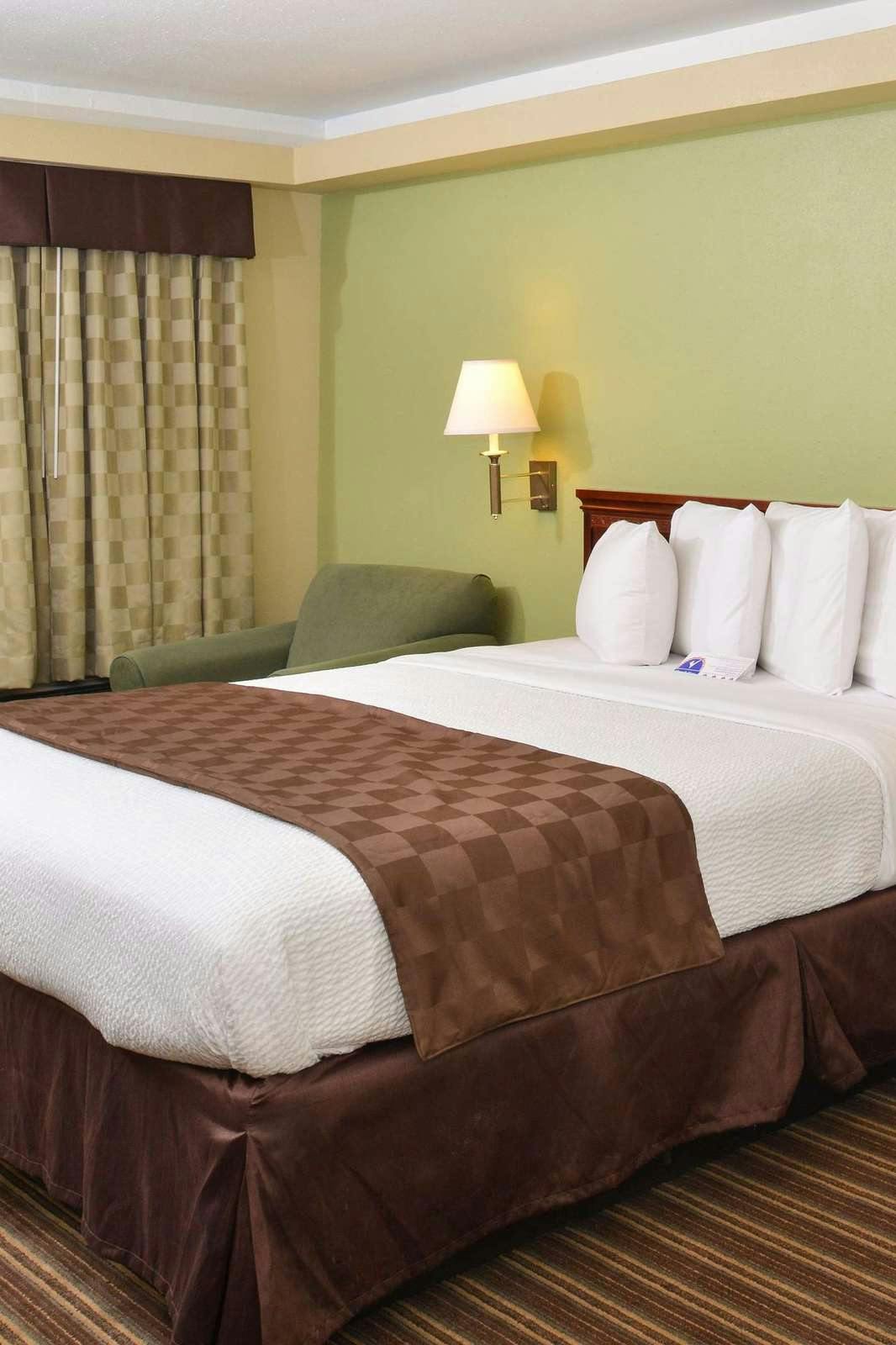 Hotel Americas Best Value Inn & Suites University Ave photo 1