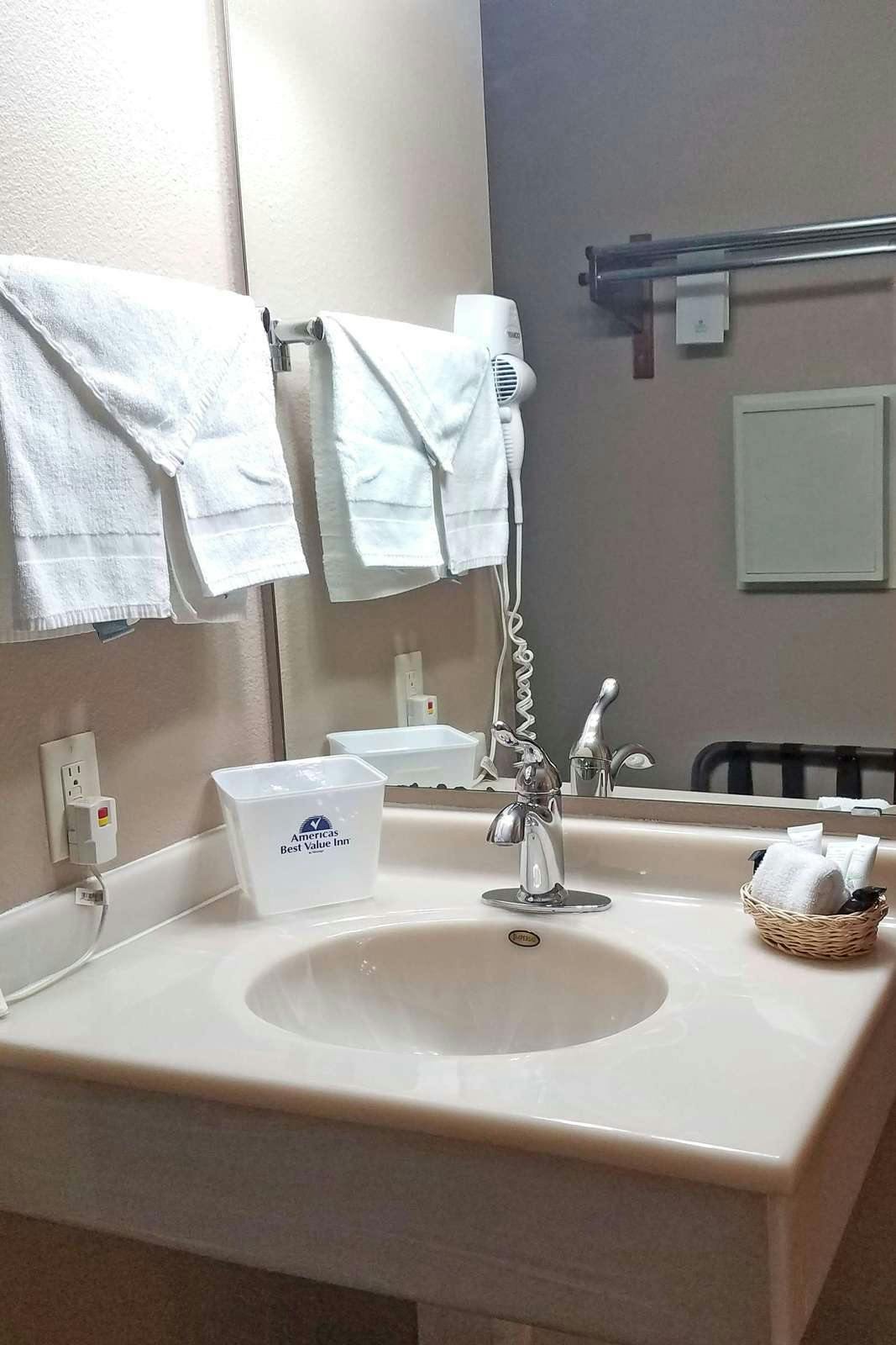 Hotel Americas Best Value Inn & Suites Bismarck photo 5