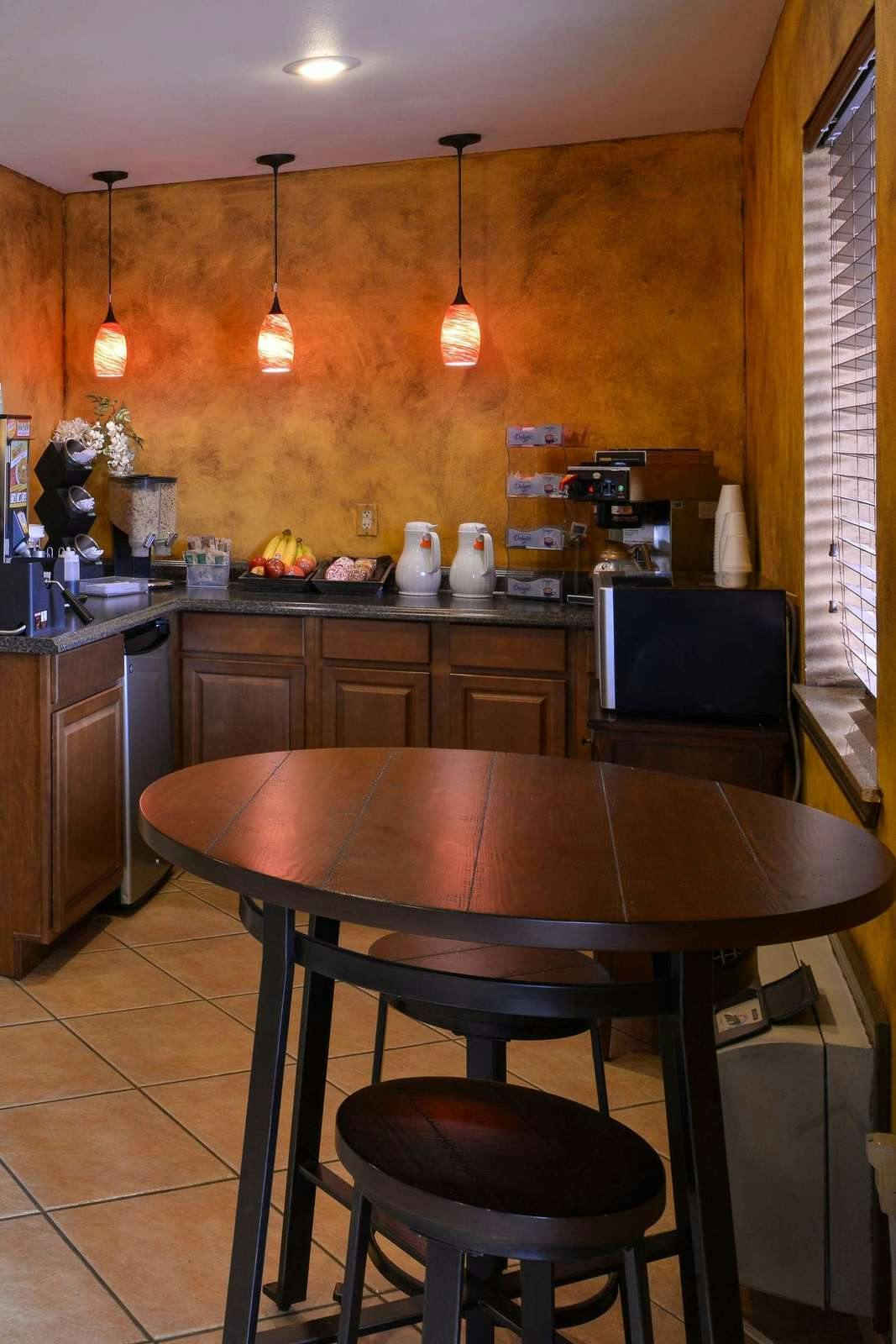 Hotel Americas Best Value Inn & Suites University Ave photo 5