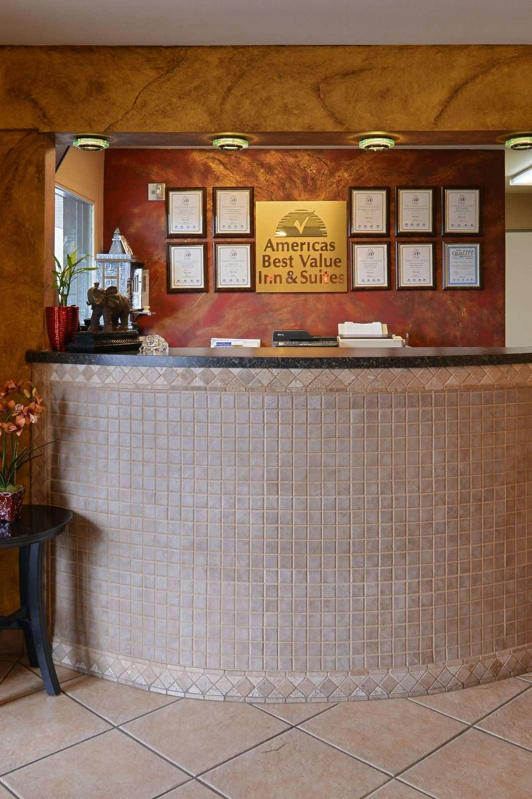 Hotel Americas Best Value Inn & Suites University Ave photo 4