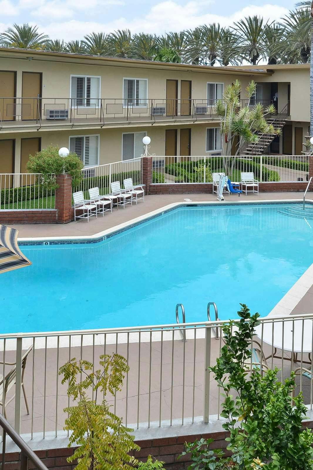 Hotel Americas Best Value Inn & Suites Anaheim Convention Center photo 4