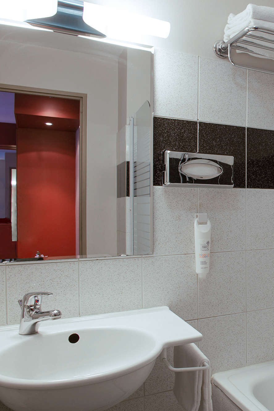 Hotel The Originals City, Hotel Ascotel, Lille Est Grand Stade photo 4