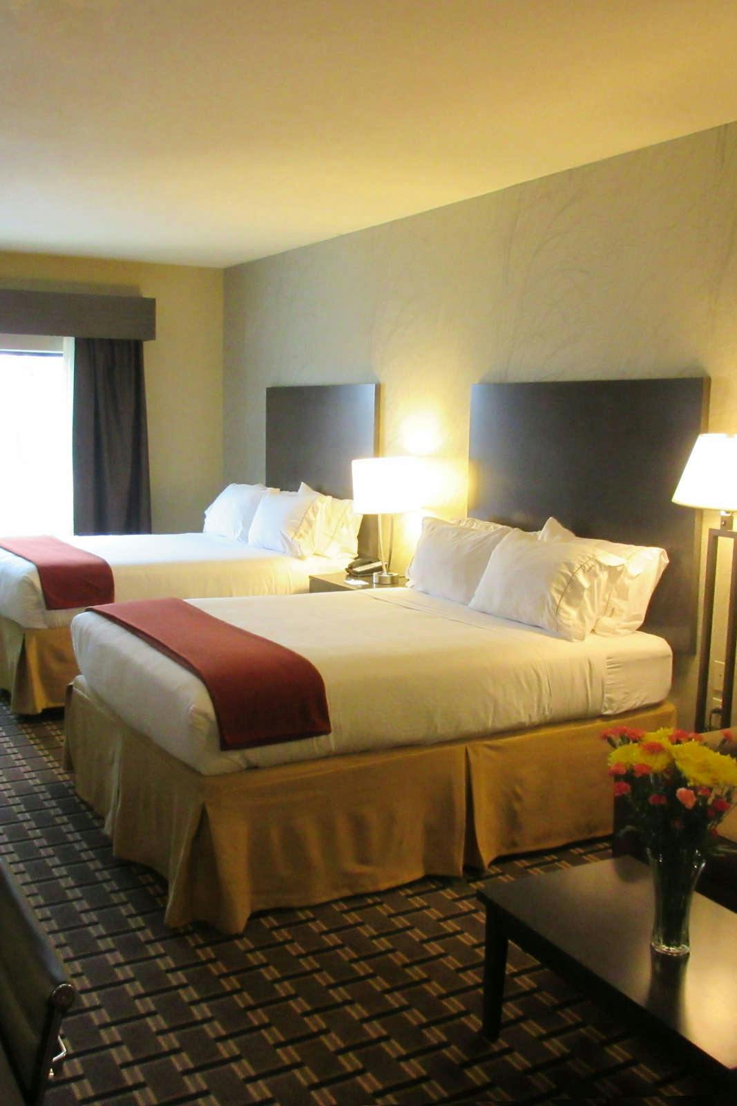 Hotel Holiday Inn Express & Suites Butler photo 3