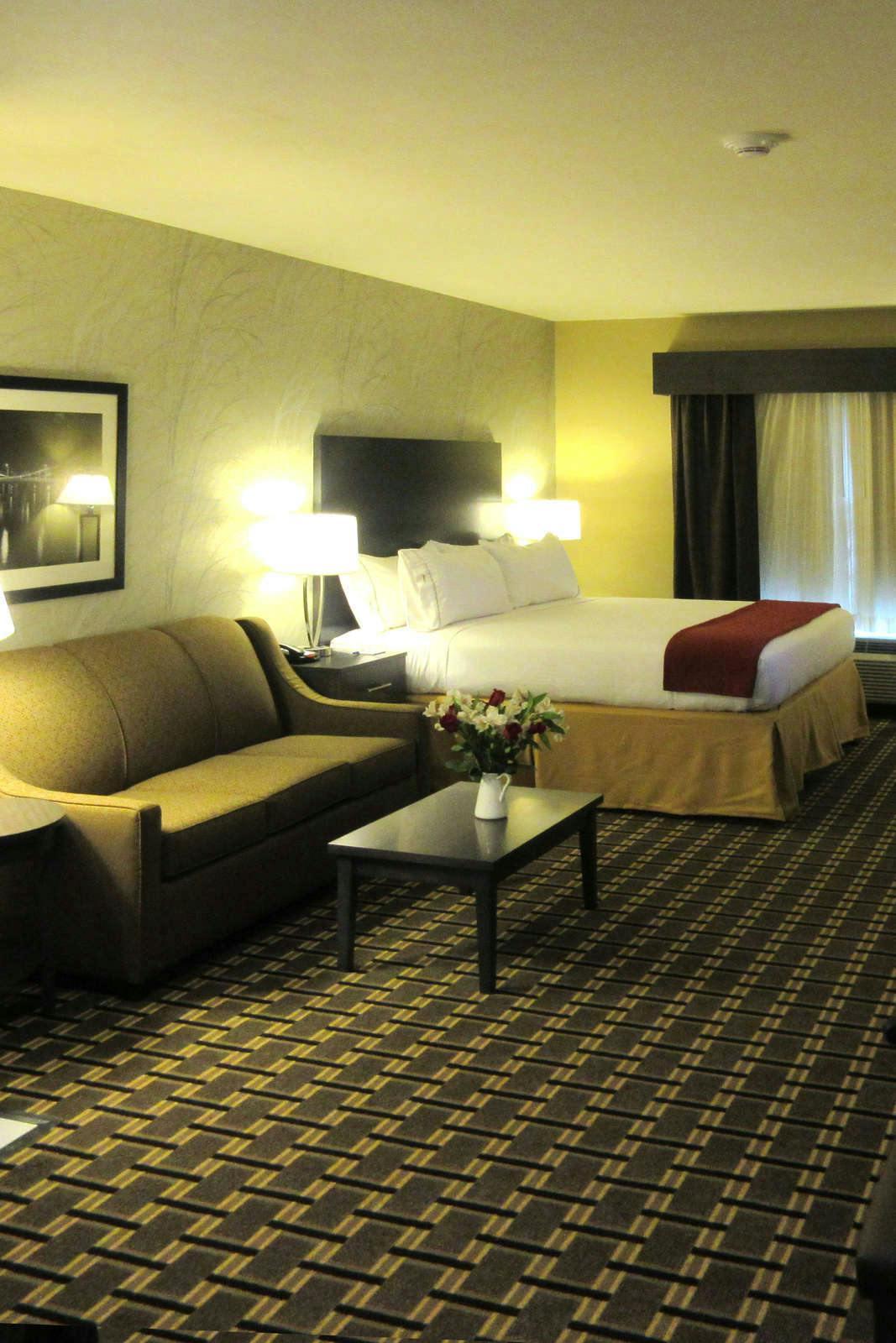 Hotel Holiday Inn Express & Suites Butler photo 2