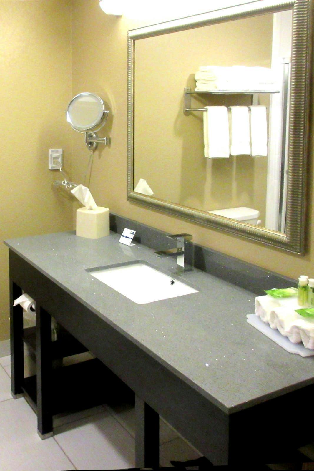 Hotel Holiday Inn Express & Suites Butler photo 5