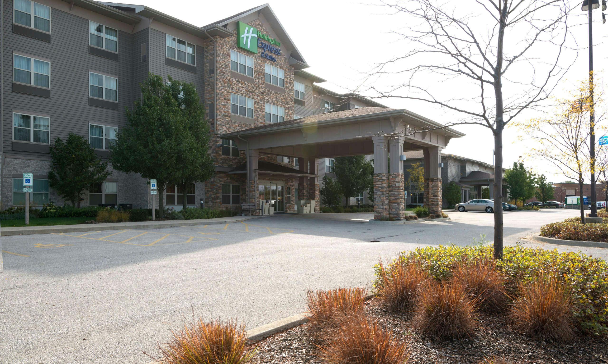 Holiday Inn Express & Suites Chicago West Roselle