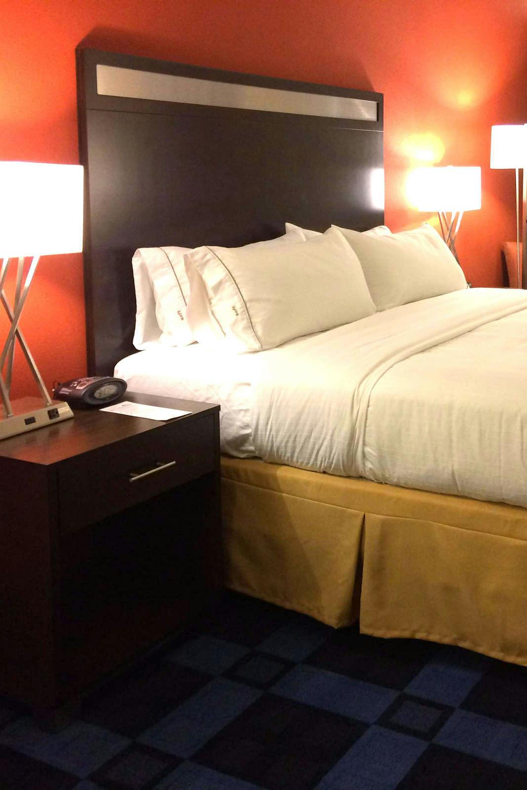 Hotel Holiday Inn Express & Suites Columbia Univ Area Hwy 63 photo 1