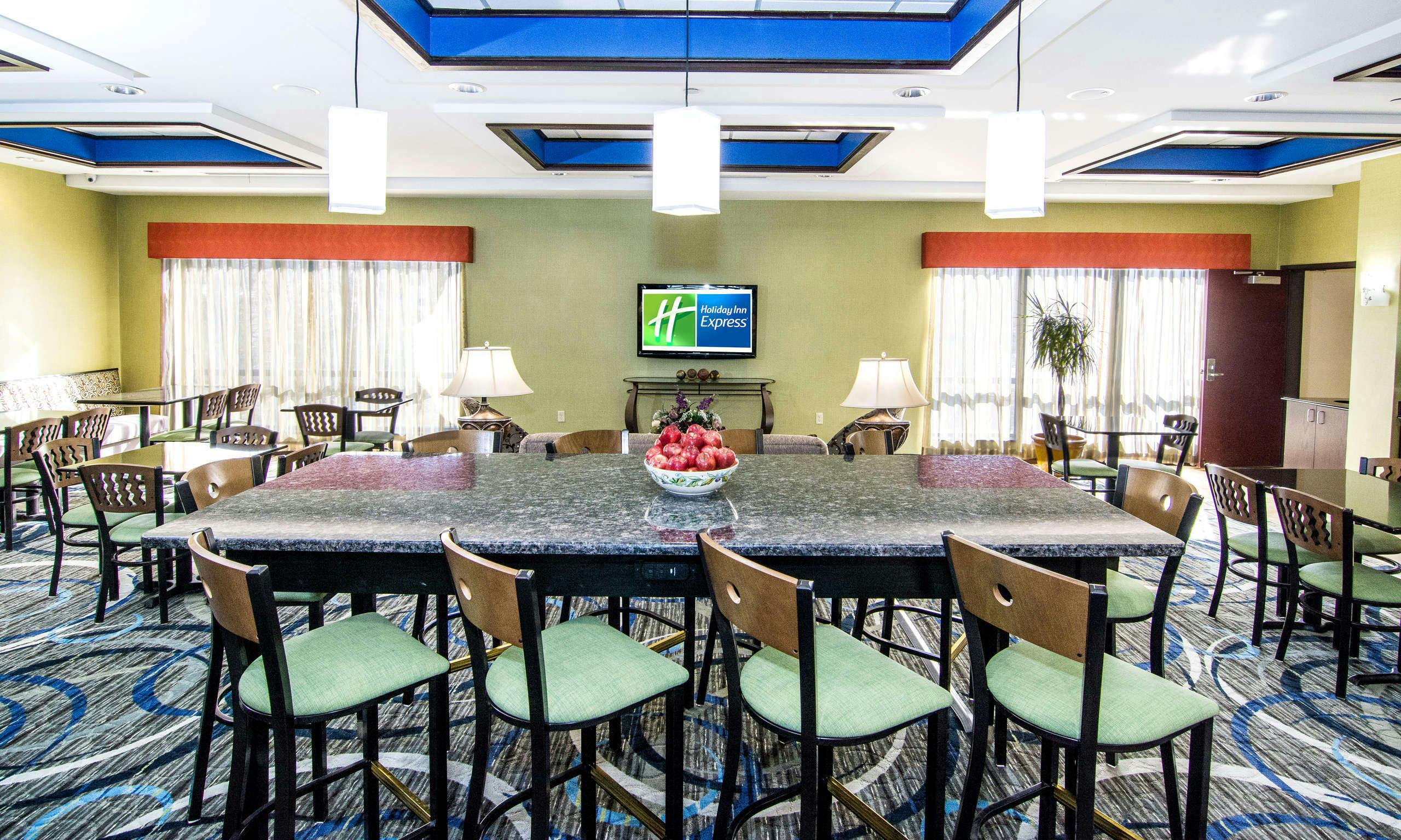 Holiday Inn Express & Suites Elkton University Area