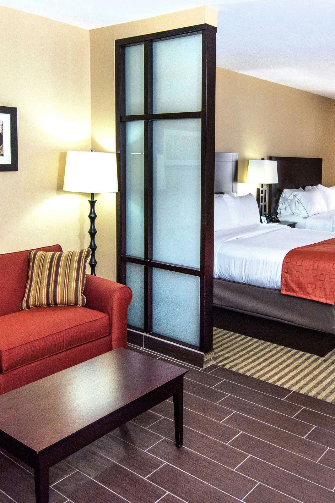 Hotel Holiday Inn Express & Suites Elkton University Area photo 3