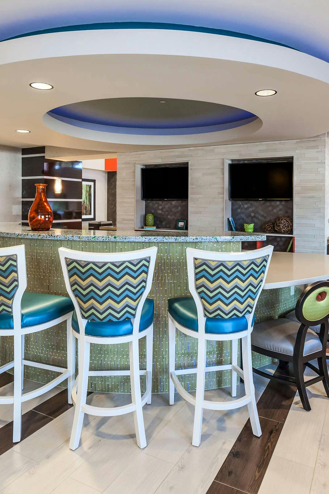 Hotel Holiday Inn Express & Suites Eureka photo 2