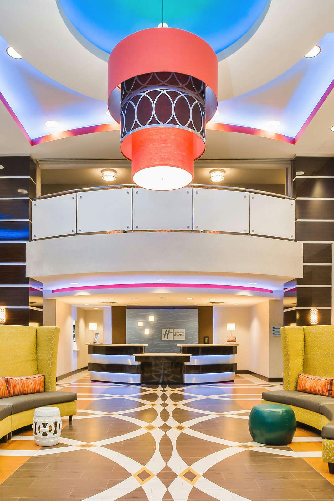 Hotel Holiday Inn Express & Suites Eureka photo 1