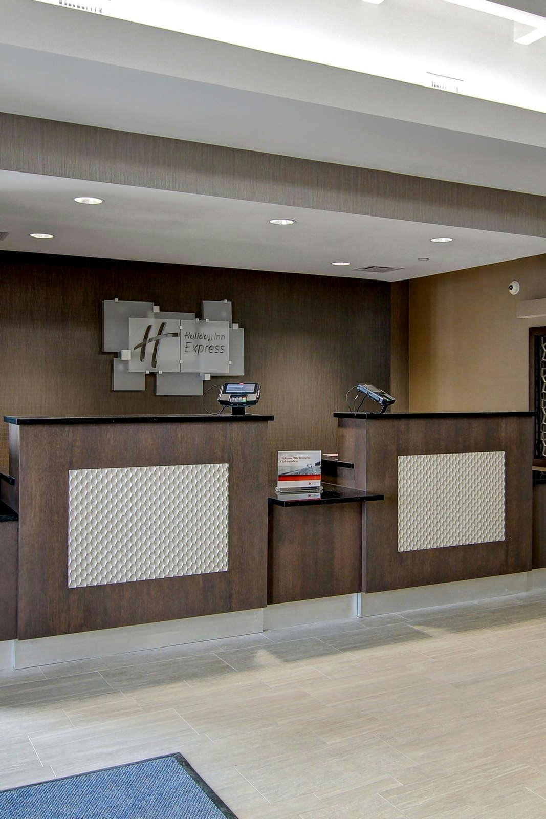 Hotel Holiday Inn Express Fargo SW I-94 45th Street photo 5