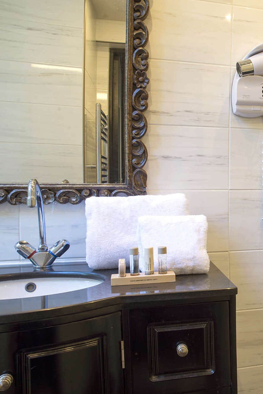 Hotel The Originals Boutique, Hotel Les Voyageurs, Bastia photo 4