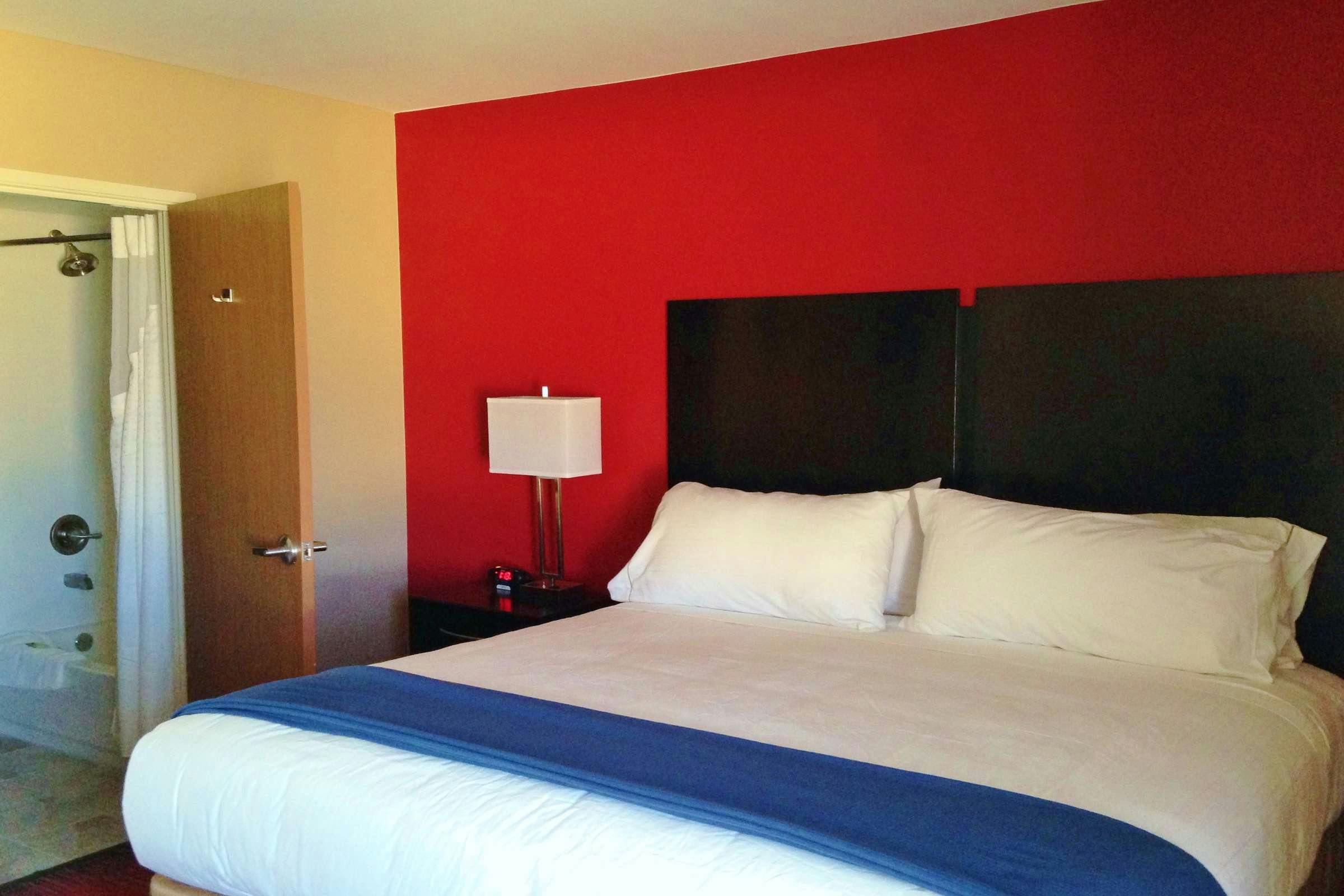 Hotel Holiday Inn Express & Suites Jackson Downtown Coliseum photo 1