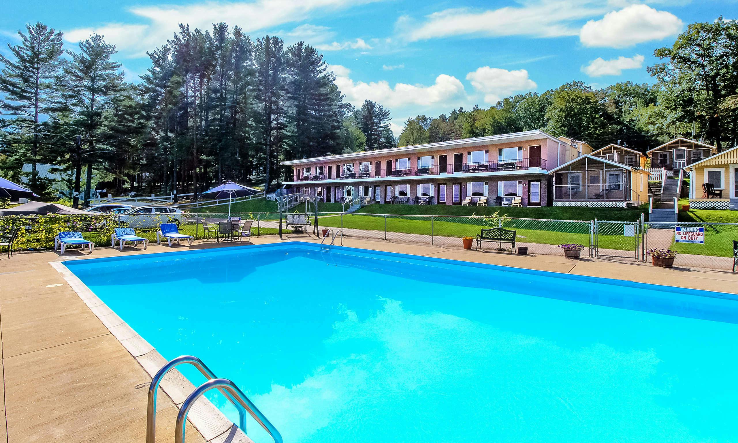 Half Moon Motel & Cottages