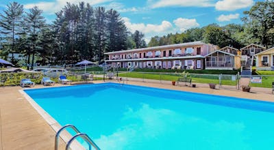 Half Moon Motel & Cottages