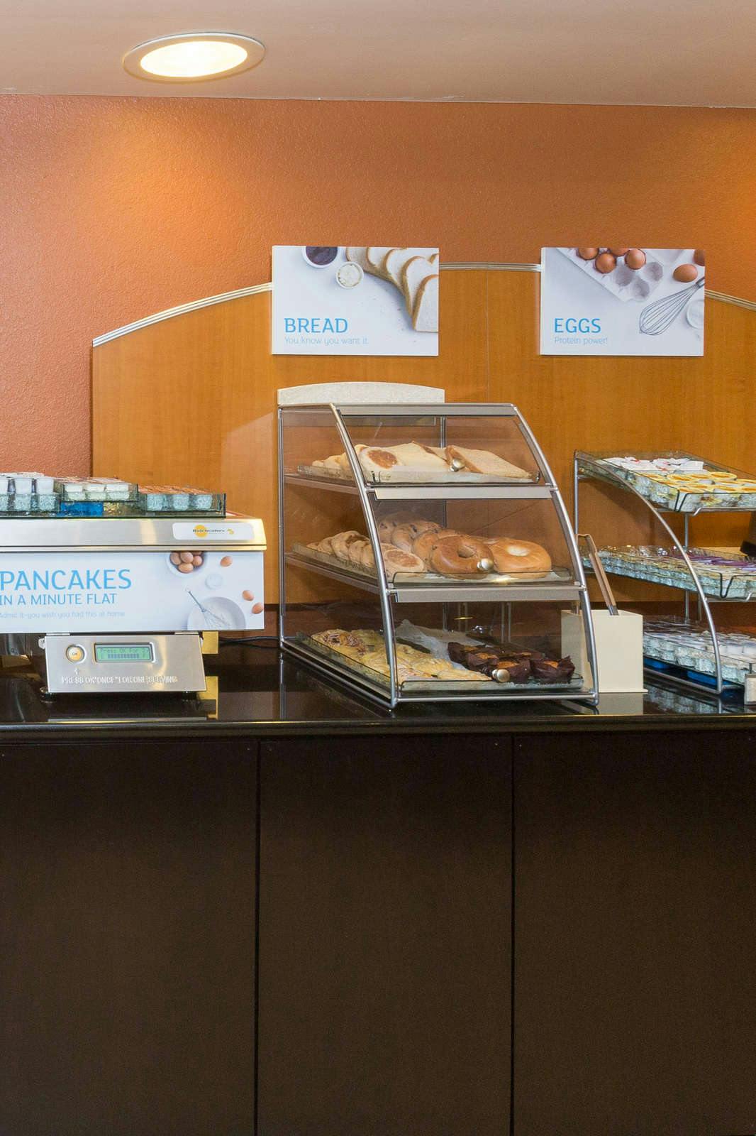 Hotel Holiday Inn Express & Suites Jacksonville SE Med Center Area photo 3