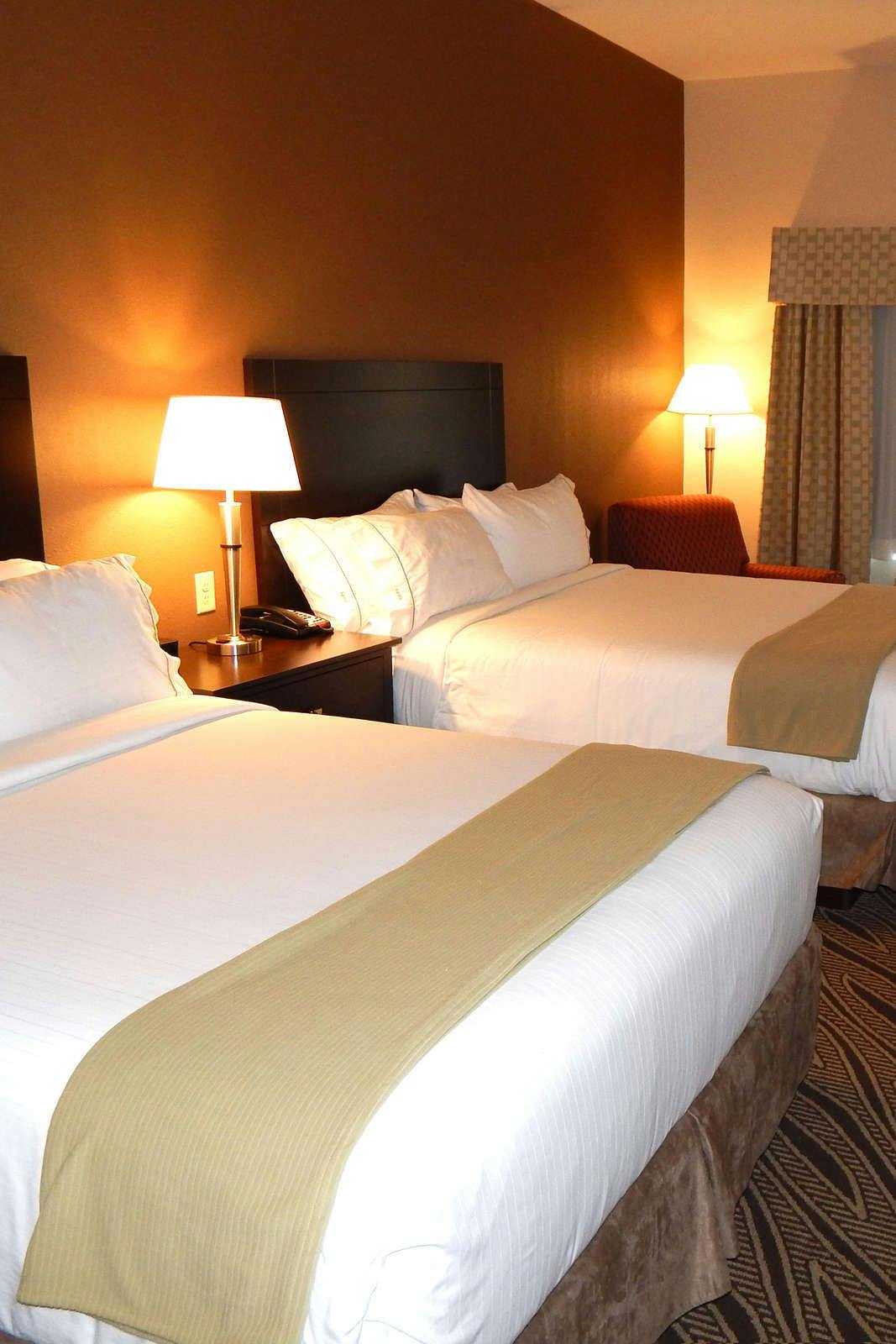 Hotel Holiday Inn Express & Suites Washington Meadow Lands photo 2