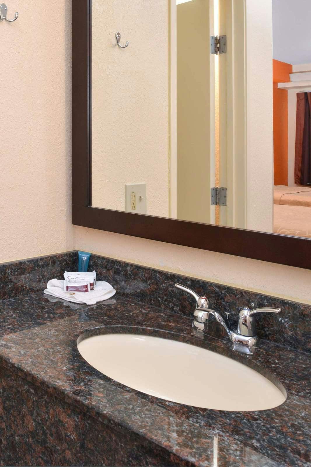 Hotel Americas Best Value Inn Pittsburgh Airport photo 5