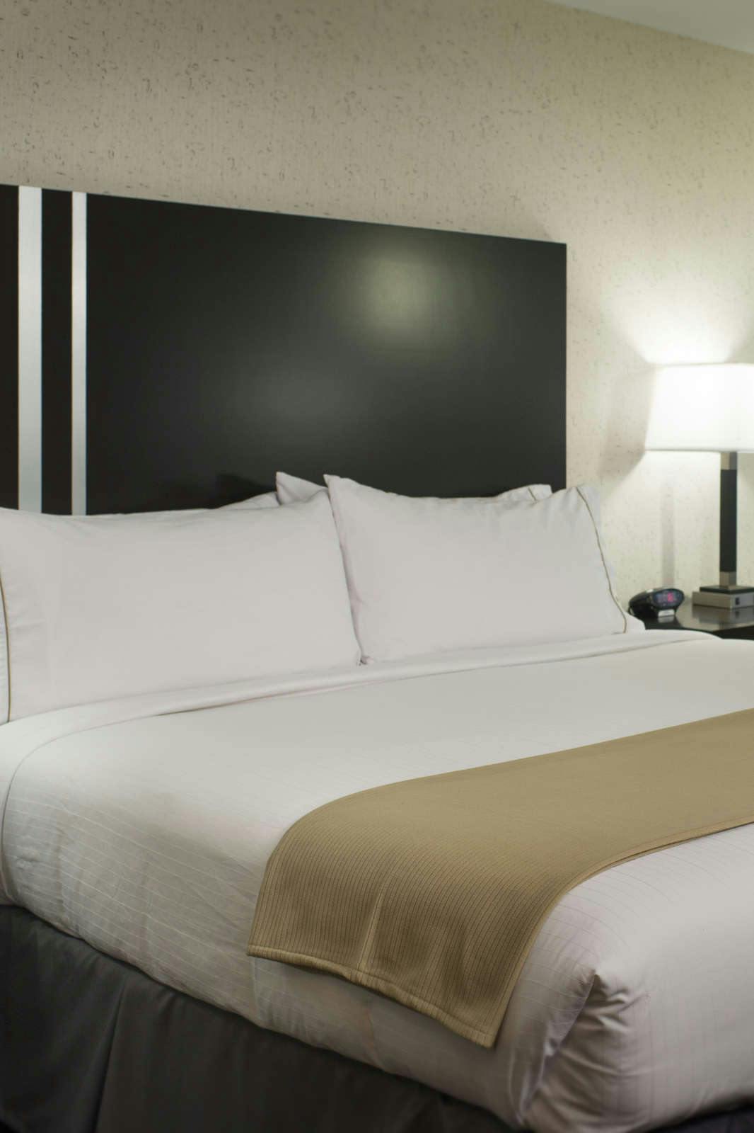 Hotel Holiday Inn Express & Suites Madison Central photo 2