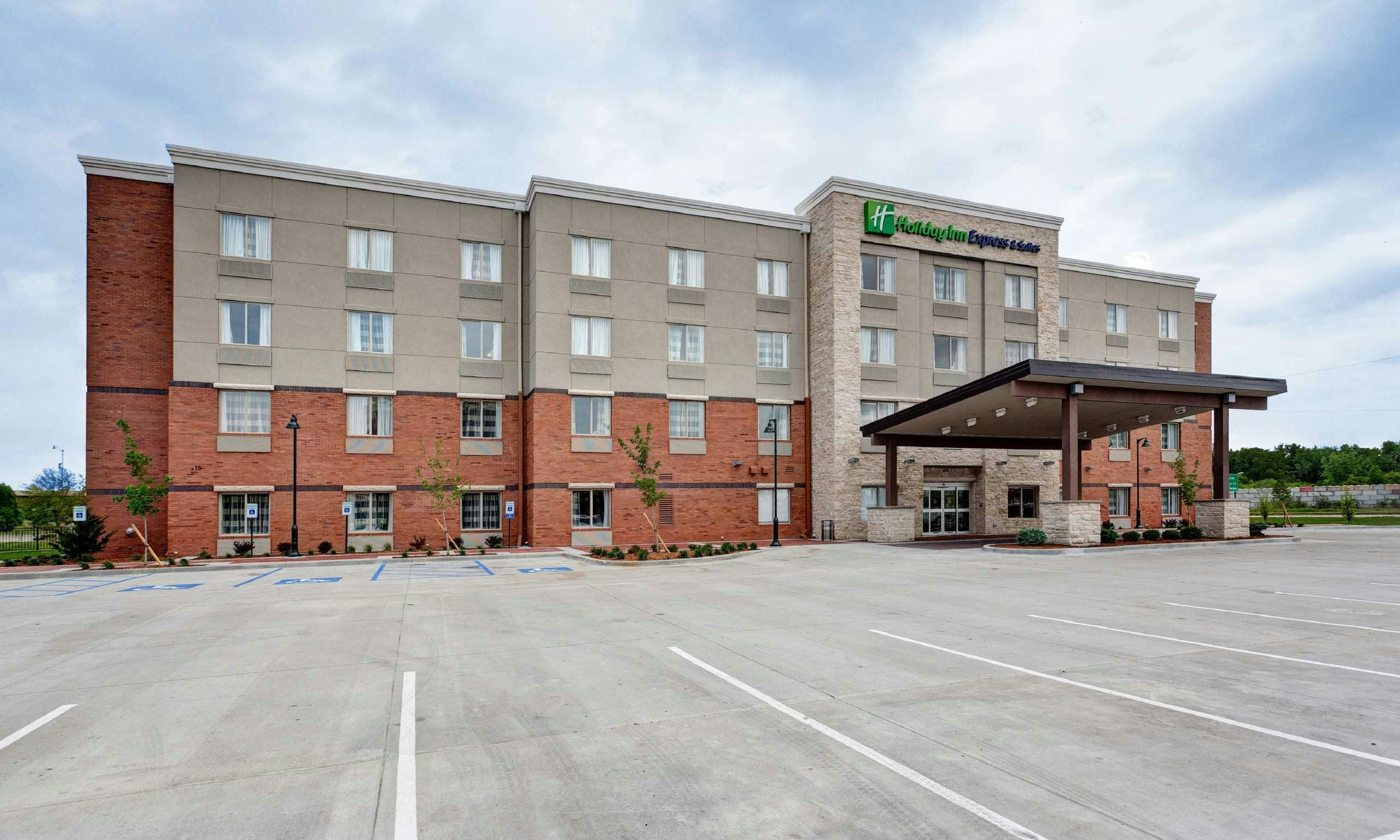 Holiday Inn Express & Suites Manhattan