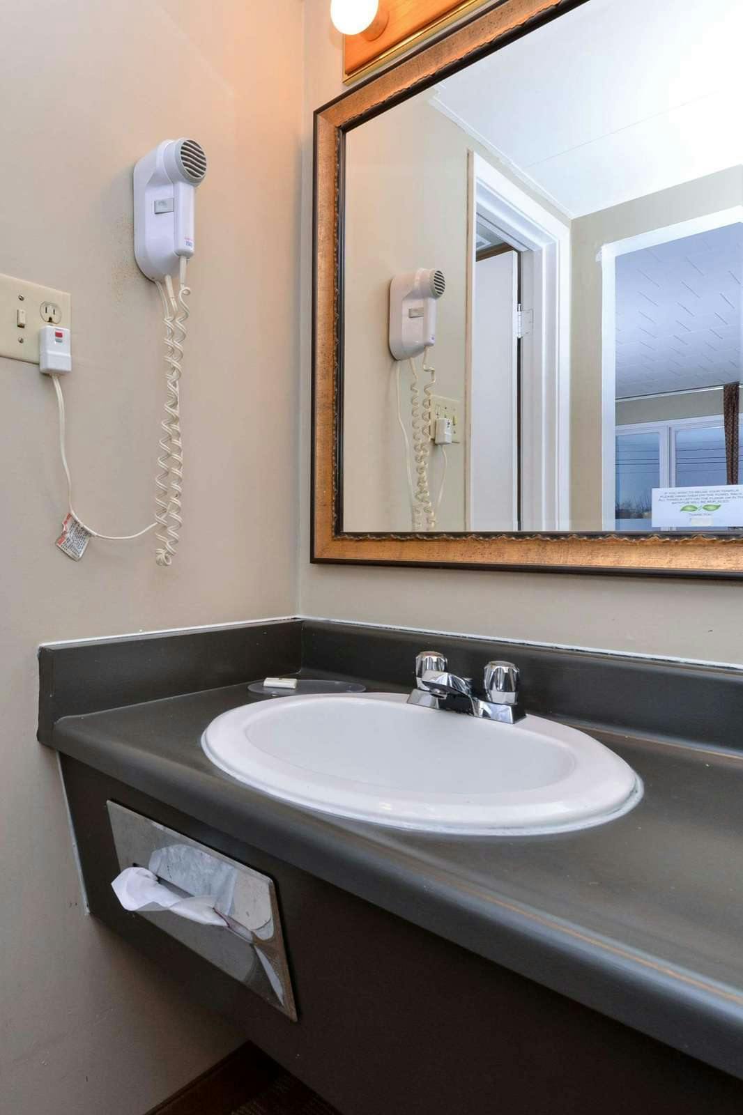 Hotel Canadas Best Value Inn St. Catharines photo 4