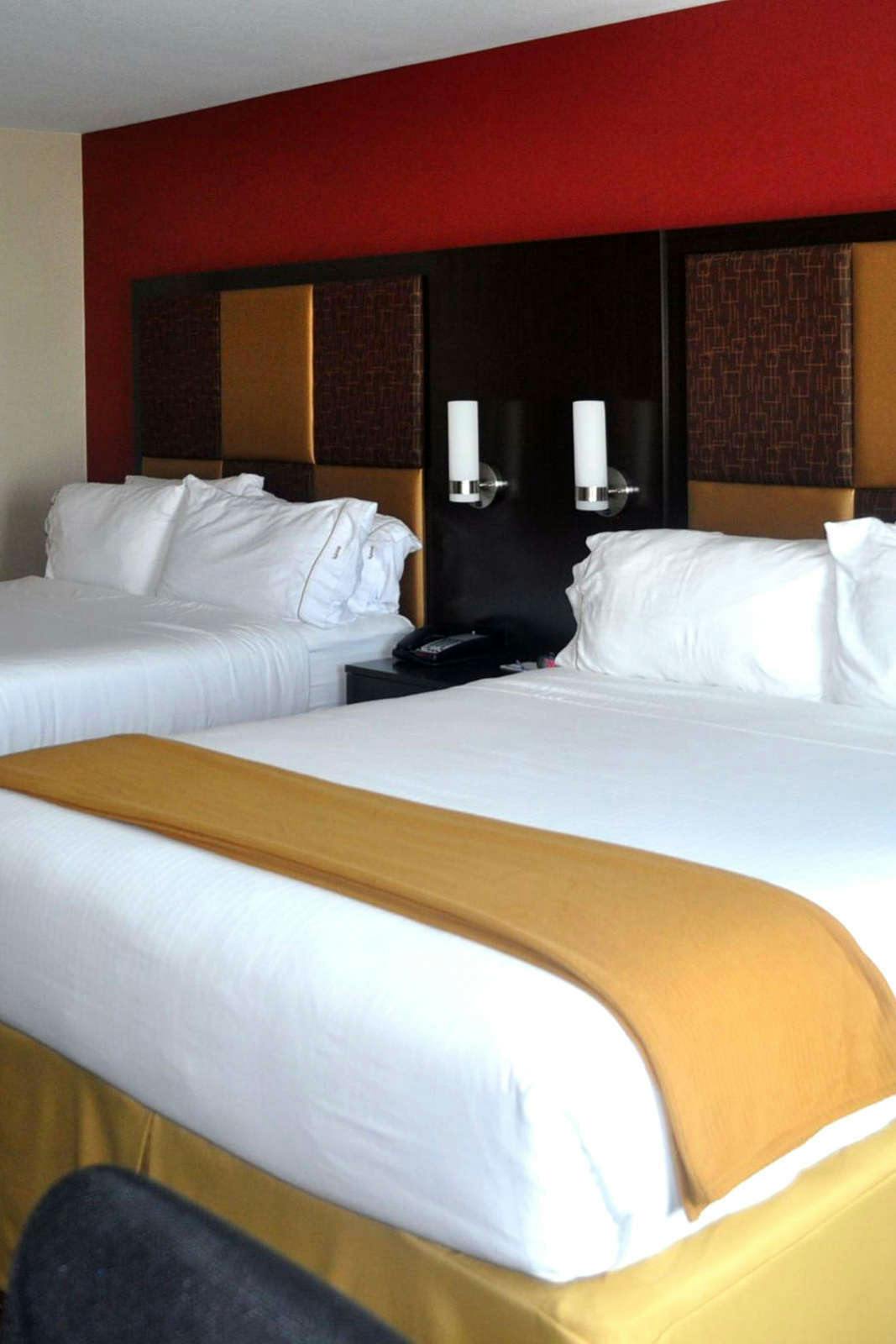 Hotel Holiday Inn Express & Suites Greensburg photo 3