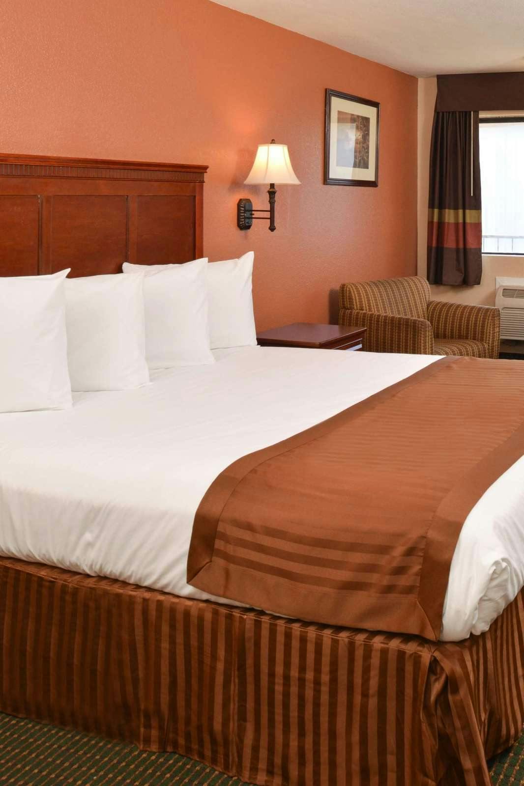 Hotel Americas Best Value Inn & Suites Bakersfield E photo 1