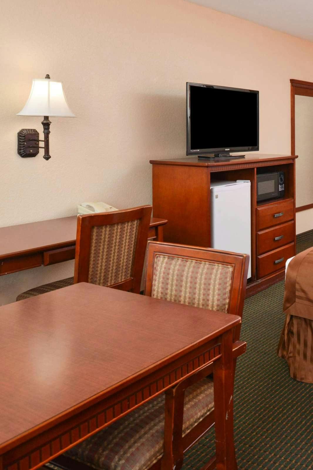 Hotel Americas Best Value Inn & Suites Bakersfield E photo 3