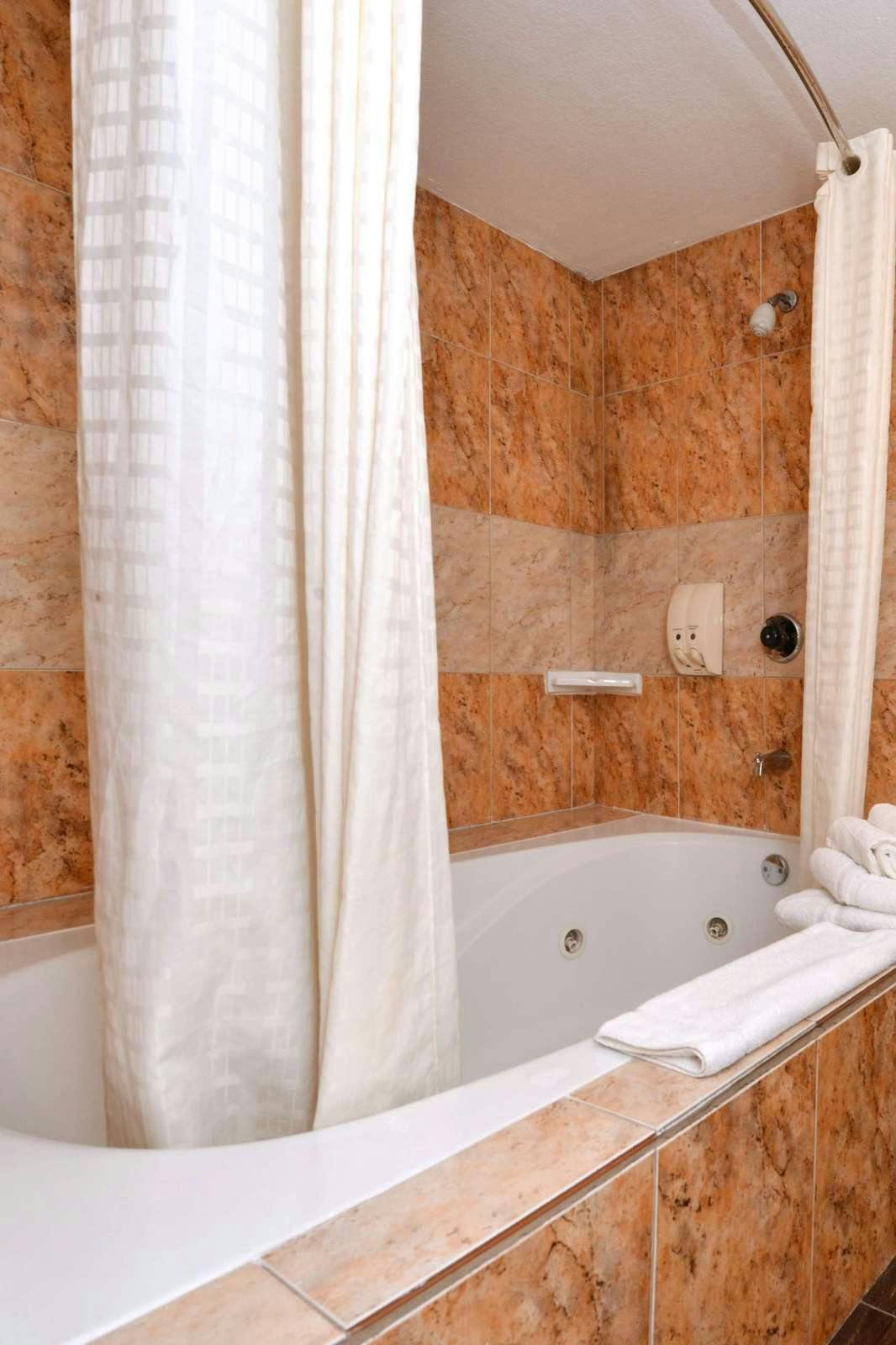 Hotel Americas Best Value Inn & Suites Bakersfield E photo 5