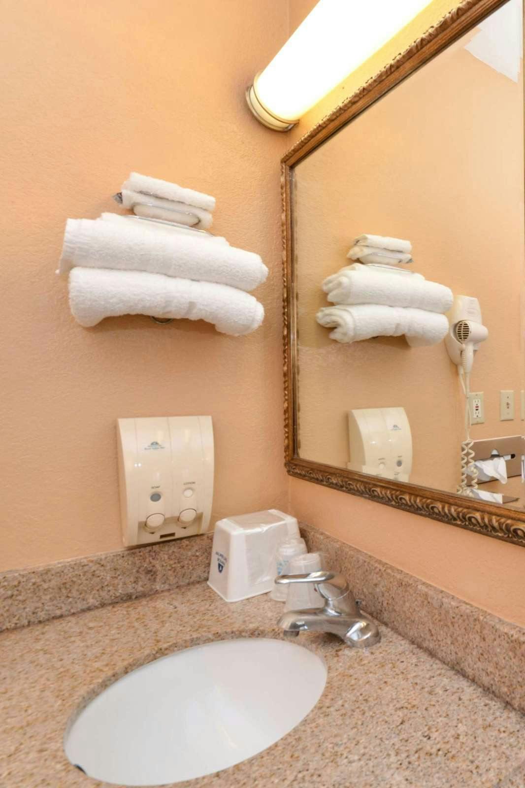 Hotel Americas Best Value Inn & Suites Bakersfield E photo 4