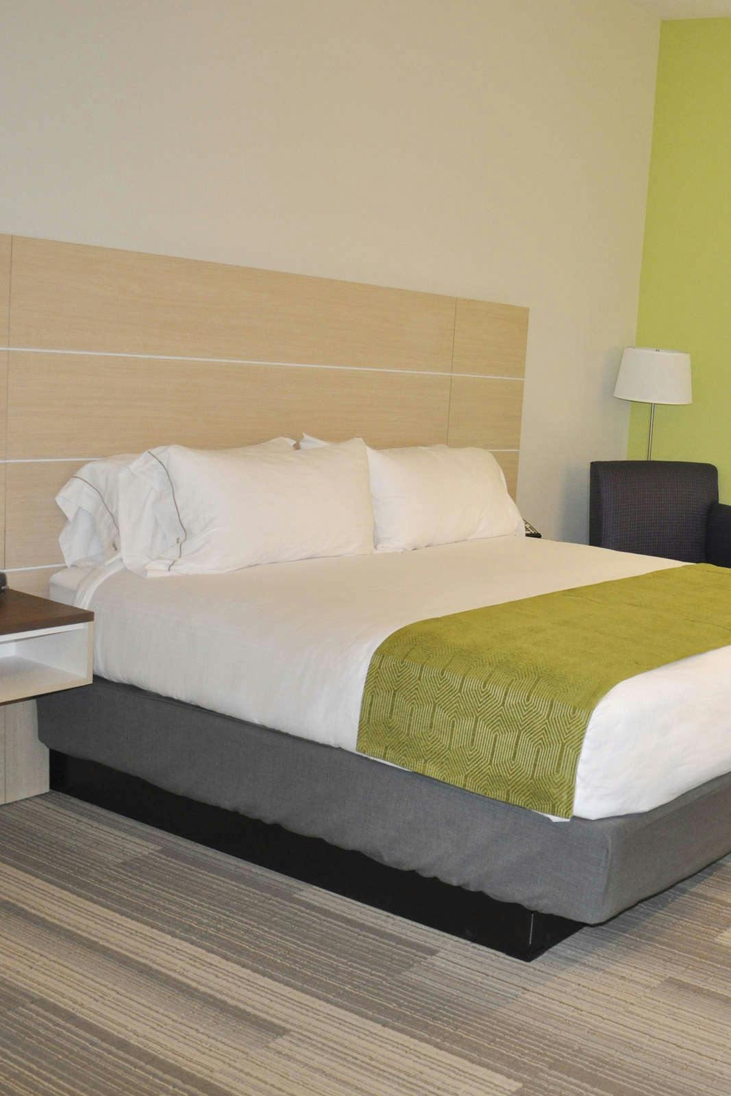 Hotel Holiday Inn Express & Suites Price photo 3