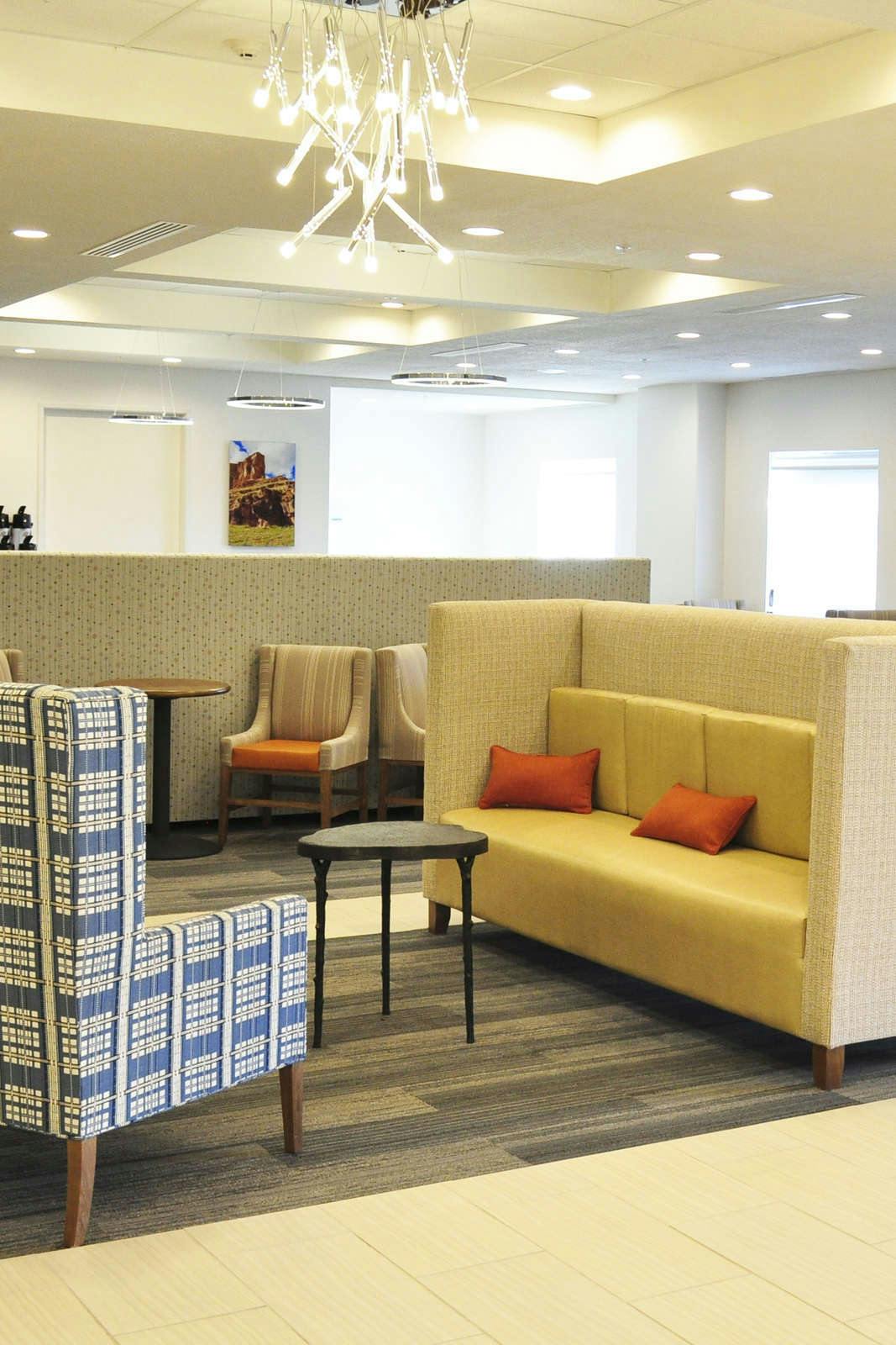 Hotel Holiday Inn Express & Suites Price photo 1