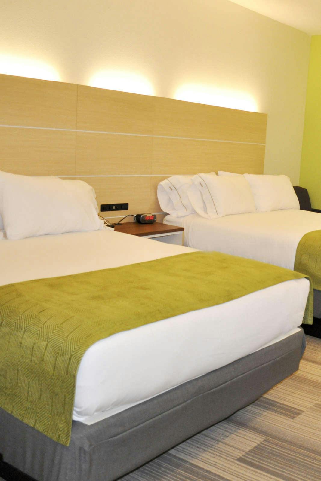 Hotel Holiday Inn Express & Suites Price photo 2