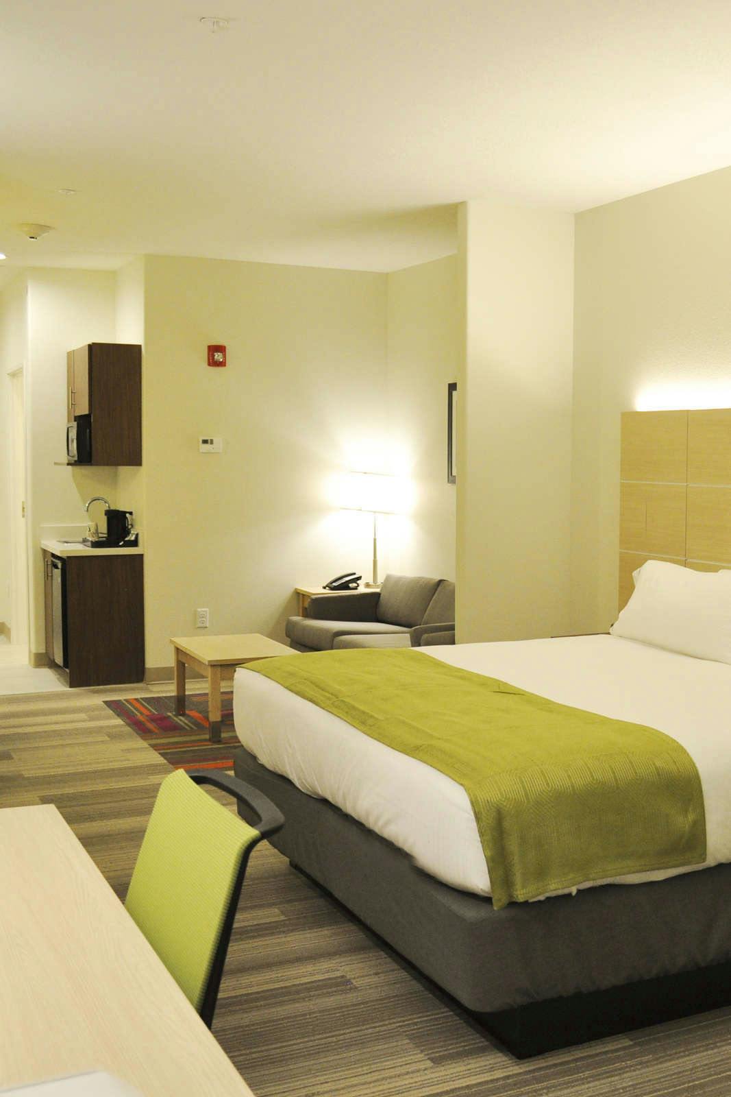 Hotel Holiday Inn Express & Suites Price photo 4