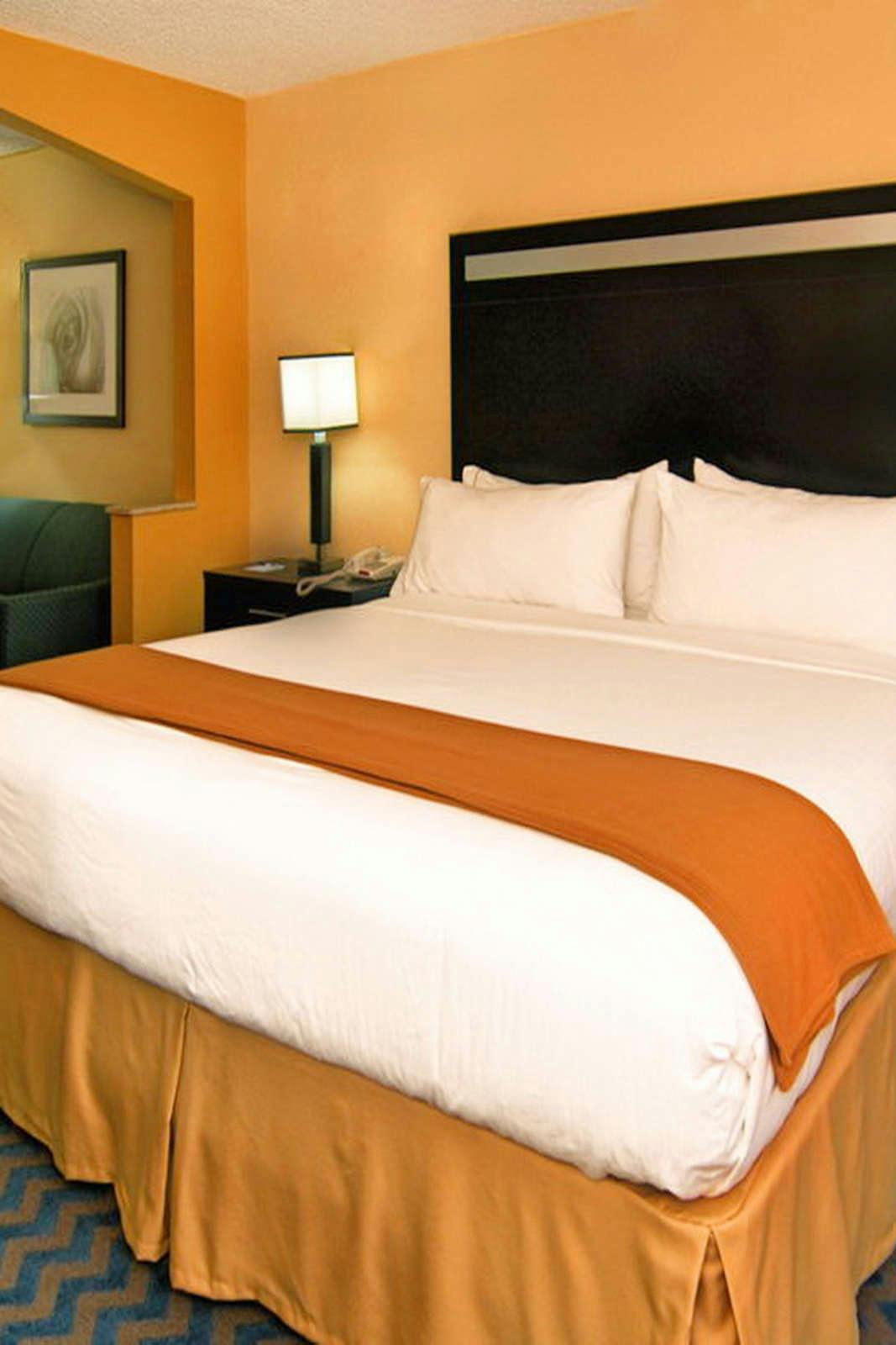 Hotel Holiday Inn Express & Suites Roanoke Rapids Se photo 3