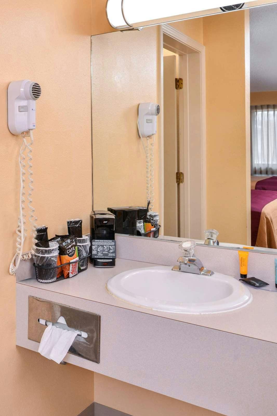 Hotel Americas Best Value Inn Ellsworth photo 4