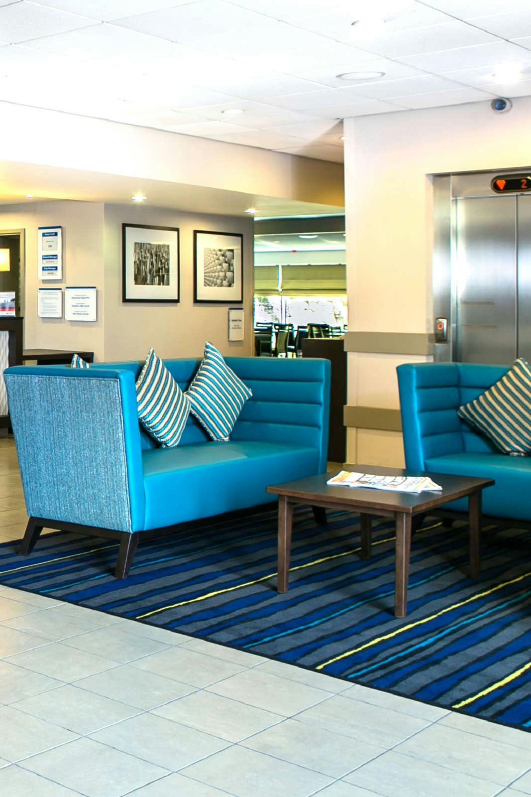 Hotel Holiday Inn Express Manchester Airport photo 2