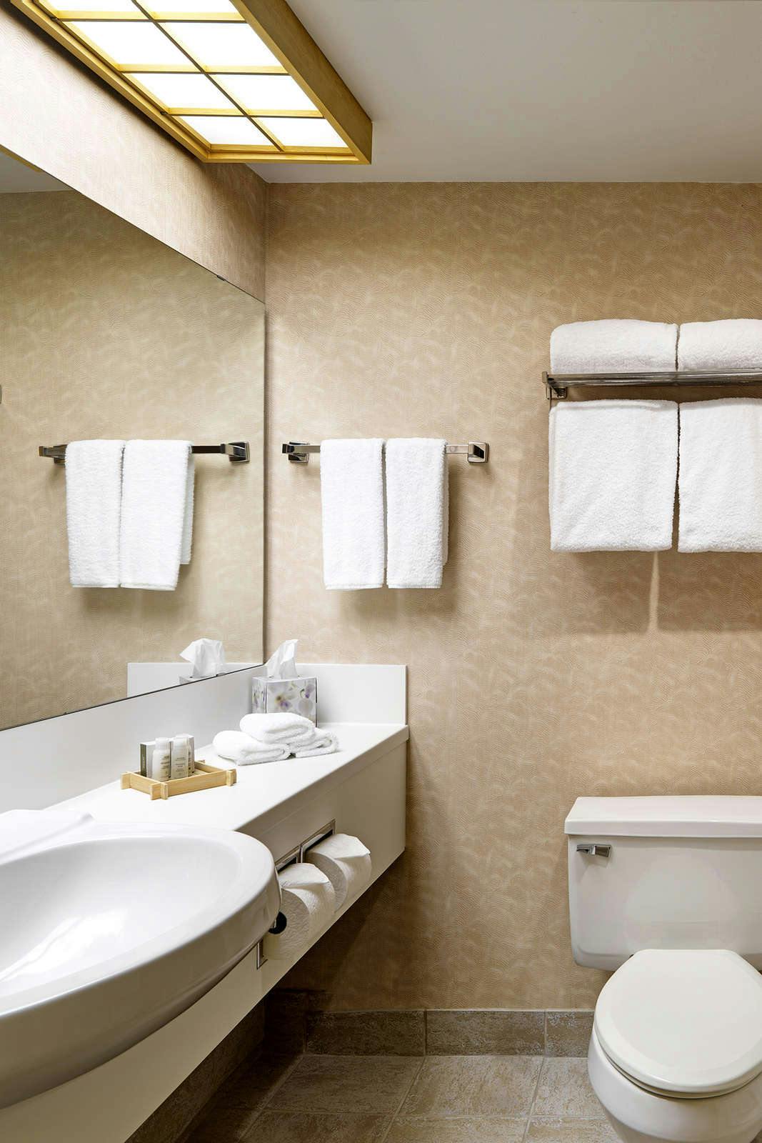 Hotel Inn at Laurel Point photo 5