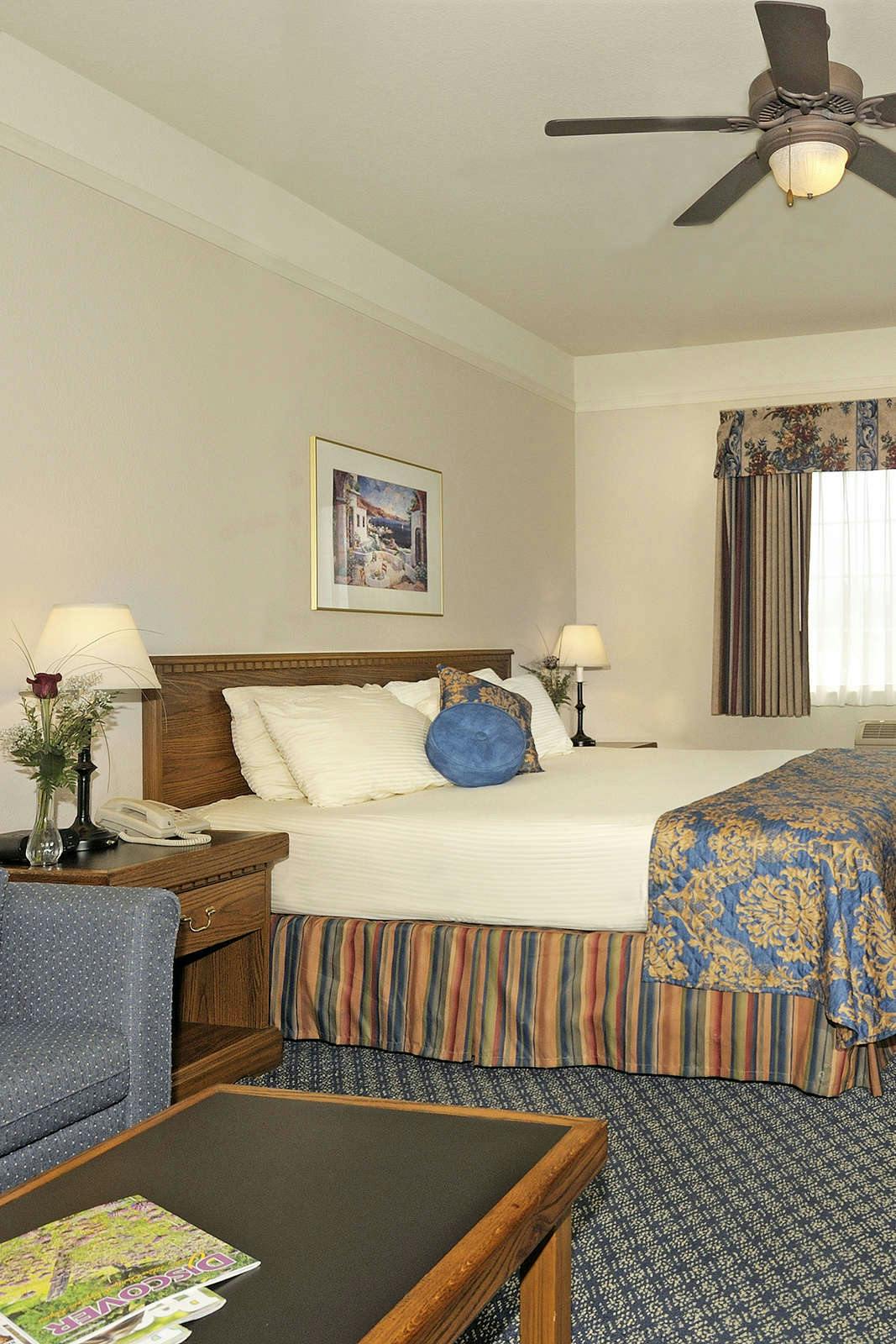 Hotel Holiday Inn Express & Suites Tulare photo 1