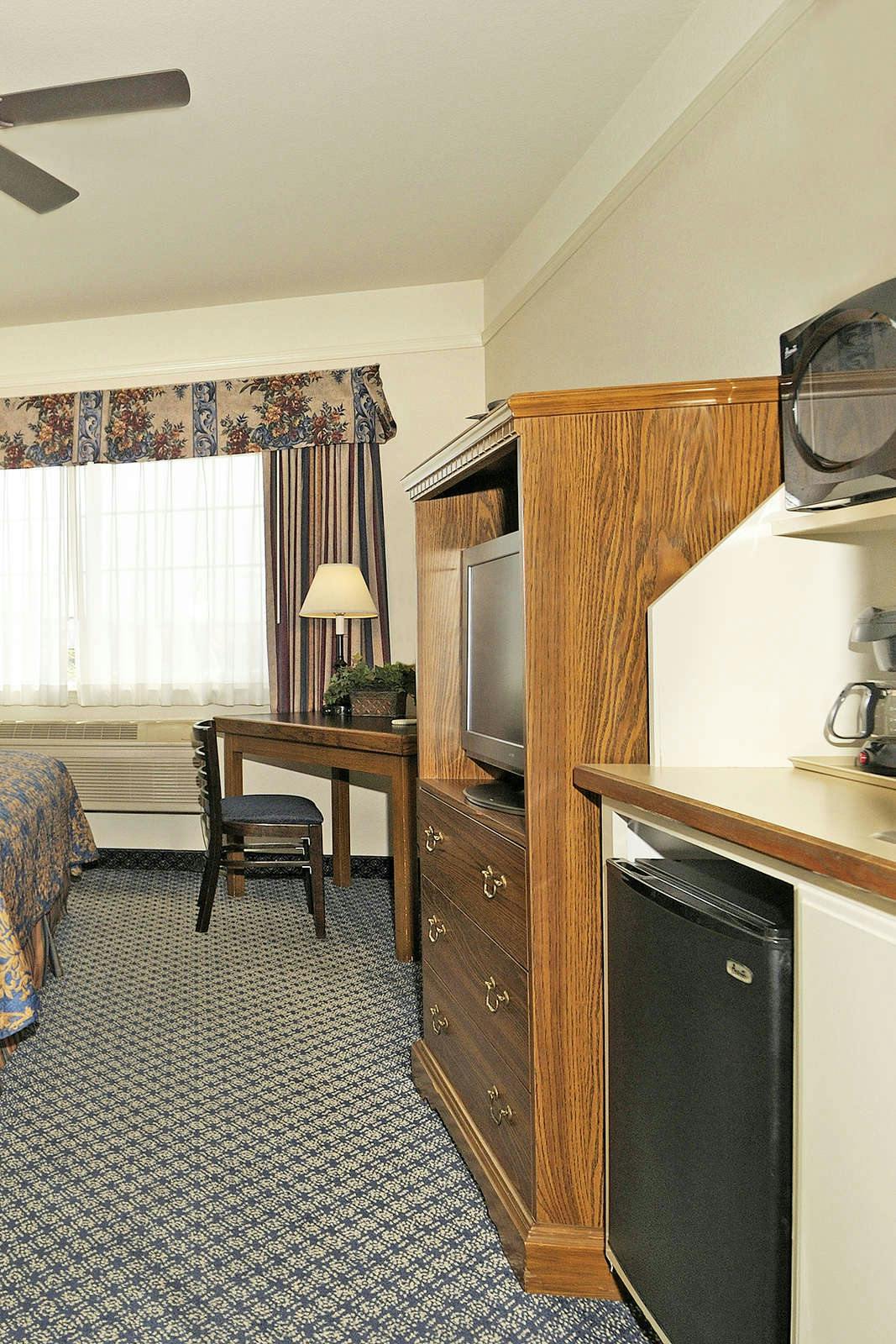 Hotel Holiday Inn Express & Suites Tulare photo 3