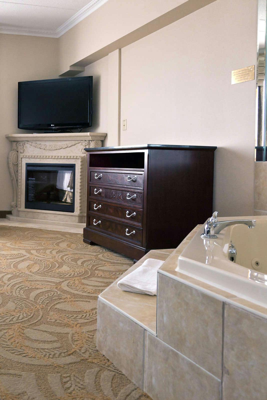 Hotel Monte Carlo Inn & Suites Downtown Markham photo 5