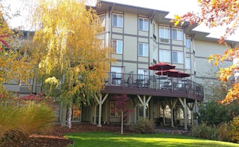 Plaza Inn & Suites at Ashland Creek