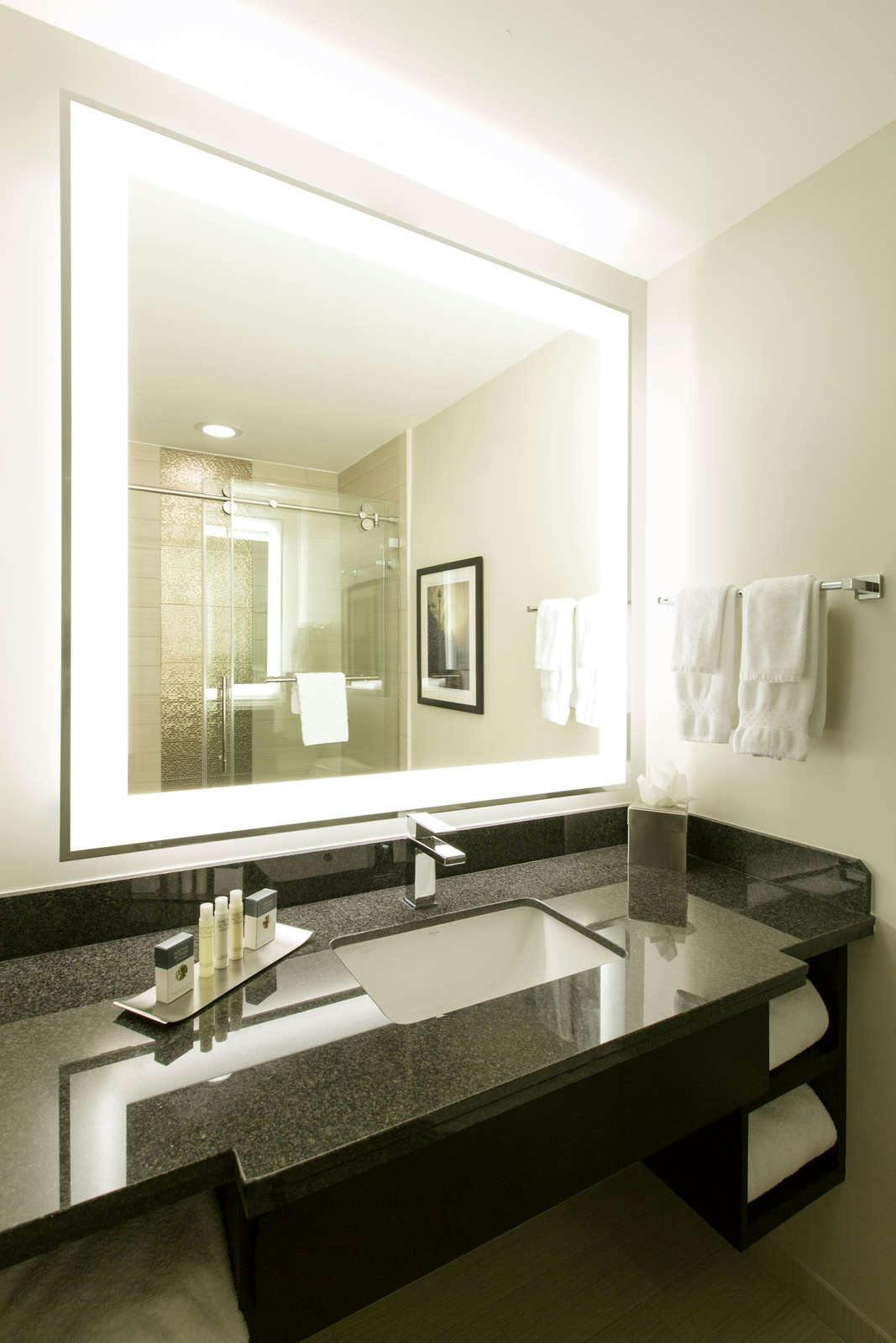 Hotel Doubletree By Hilton Hotel Savannah Historic District photo 4