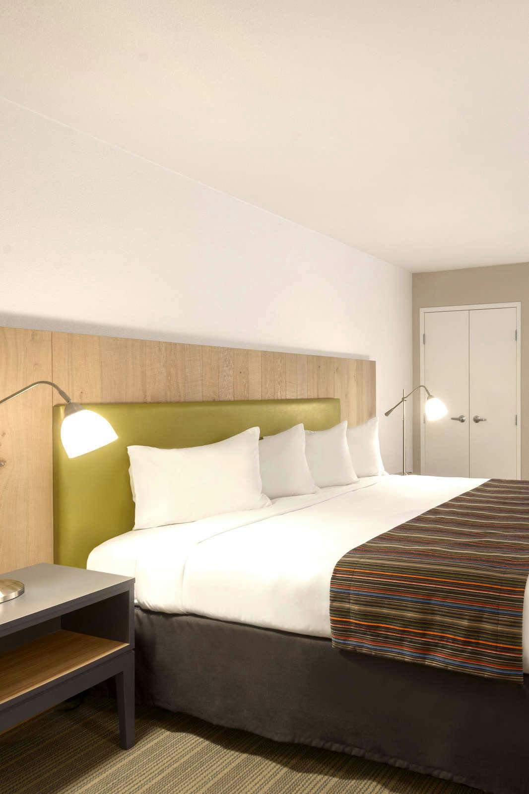 Hotel GreenTree Inn and Suites Phoenix Sky Harbor photo 2