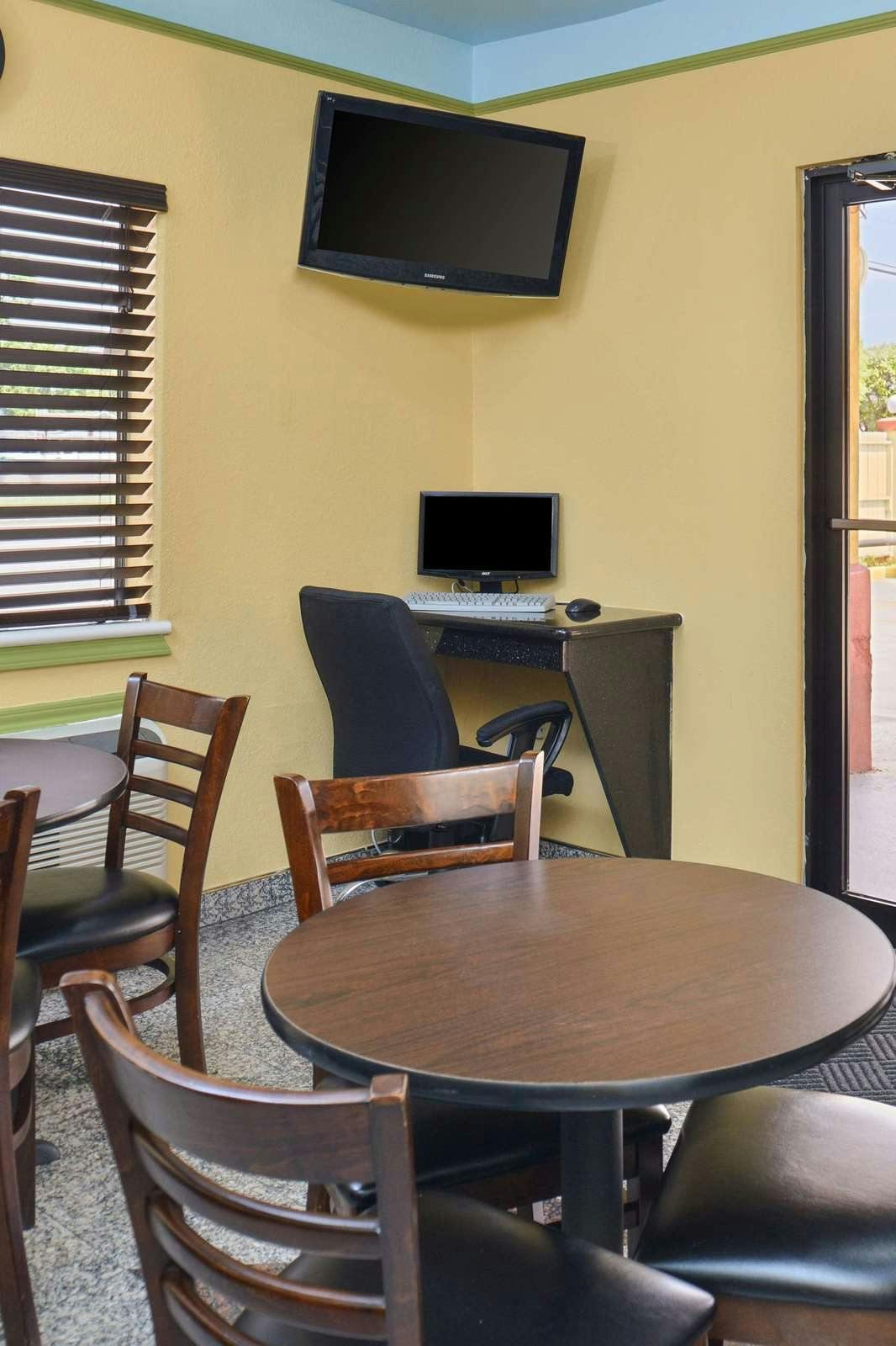 Hotel Americas Best Value Inn & Suites - Downtown photo 4