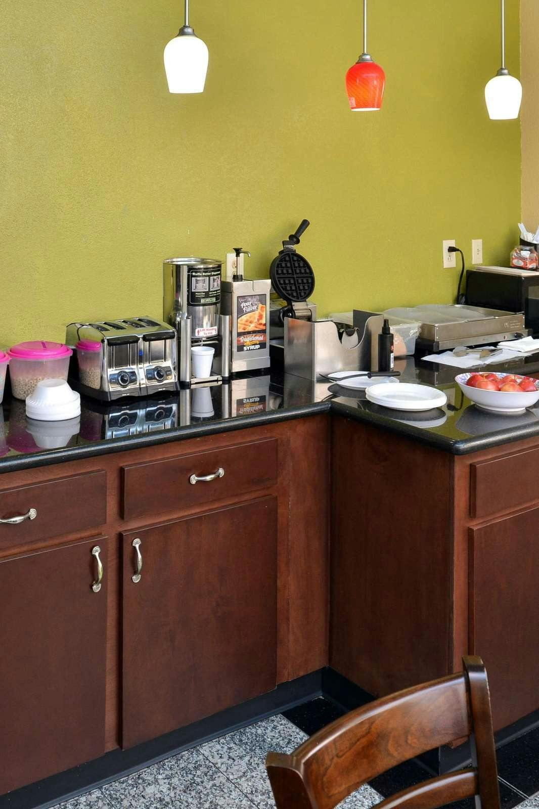 Hotel Americas Best Value Inn & Suites - Downtown photo 5