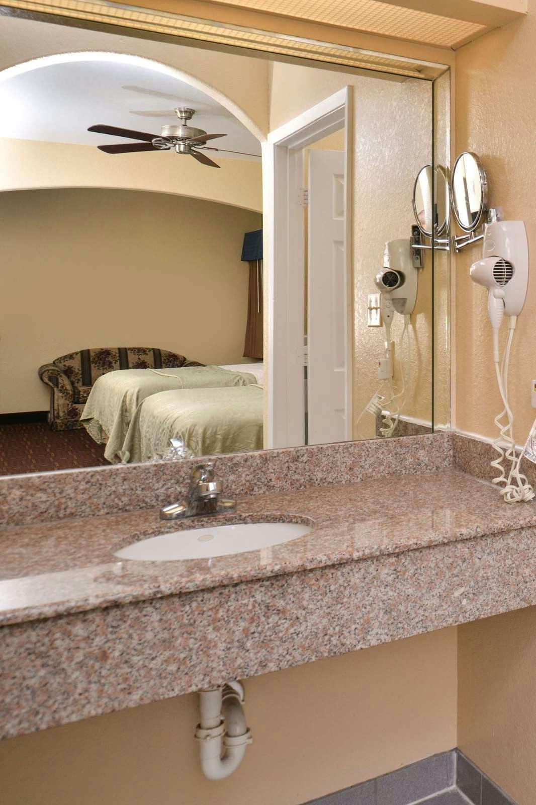 Hotel Americas Best Value Inn Baytown photo 5